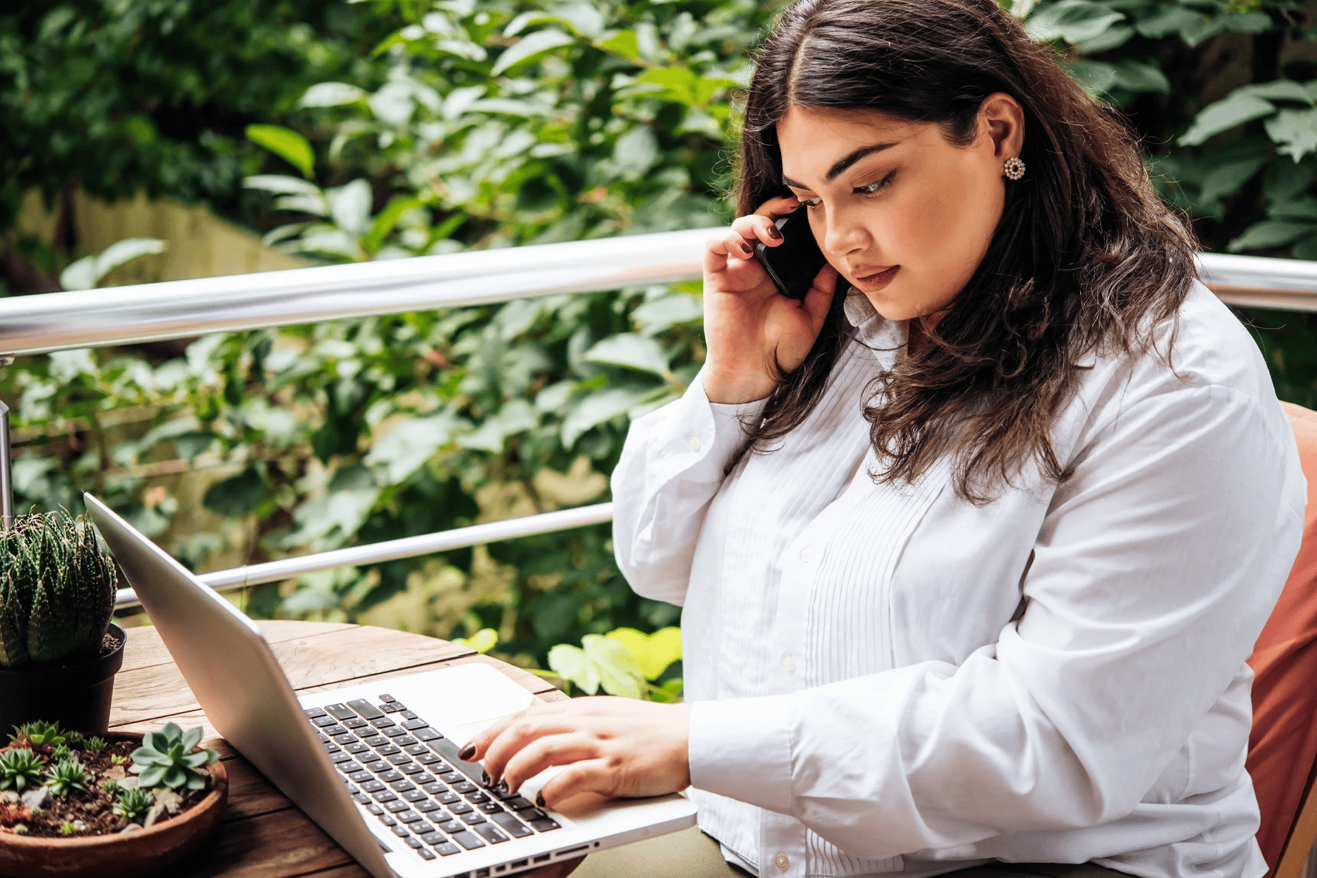 women on phone discussing traveling for bariatric surgery